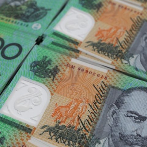 Australian 100 dollar bills