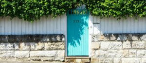 Blue door - Photo by Vincent Branciforti on Unsplash