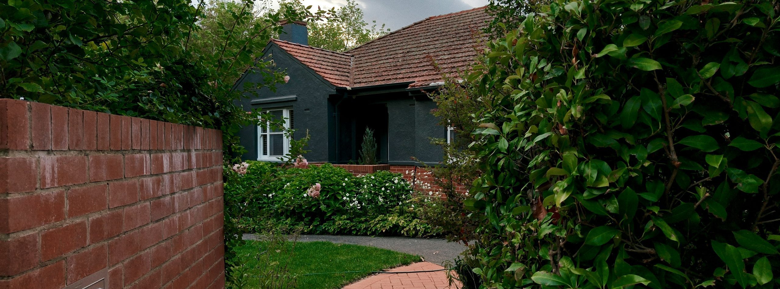 image of house and garden representing house sale in Canberra