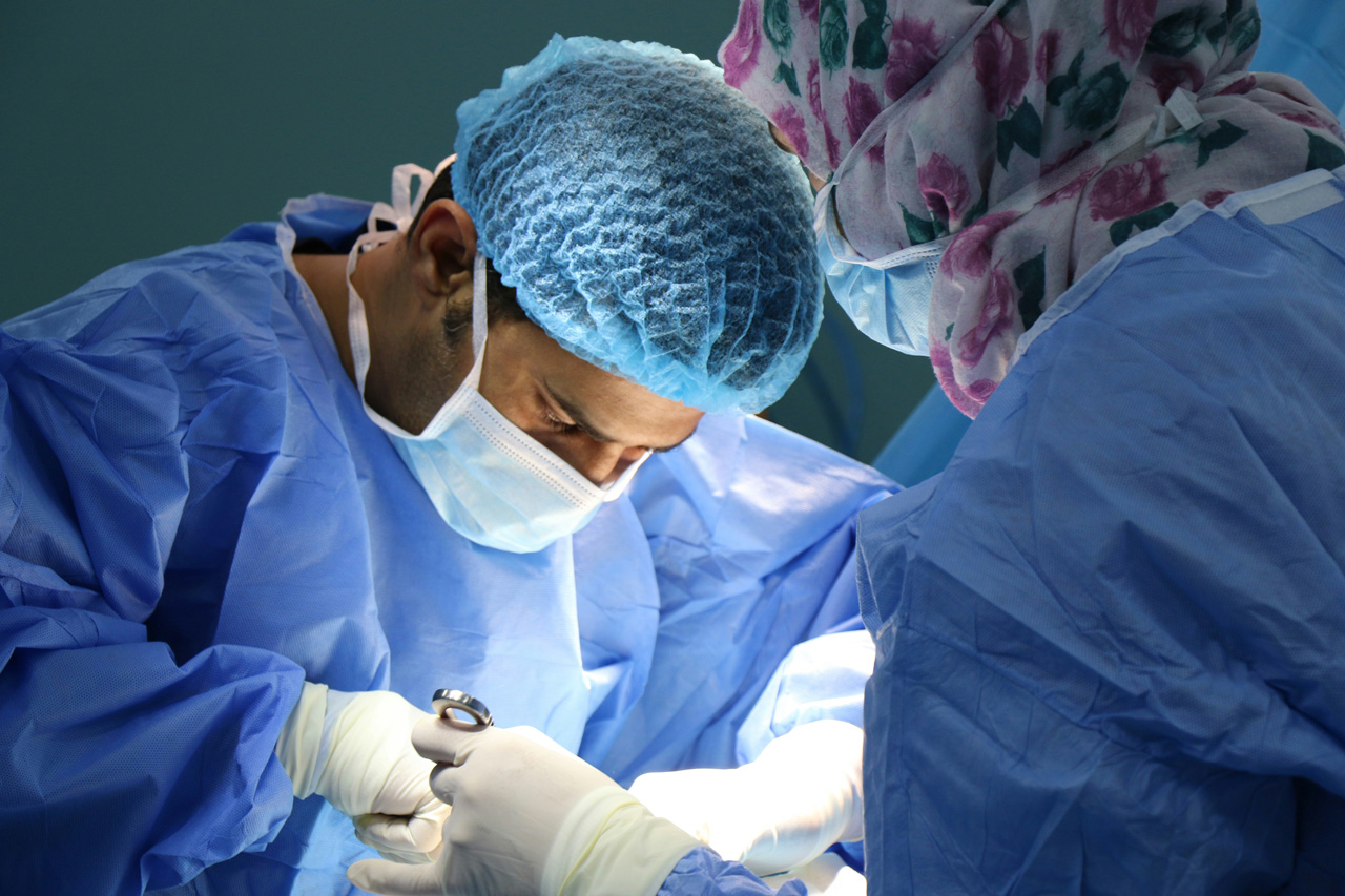 Surgery being performed representing a patient needing to speak to a medical negligence lawyer.